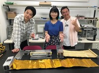 「私の研究費をください」に出演する、かまいたちとリケジョの松下悠里（中央）。(c)TBS