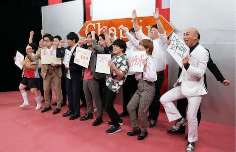 ネタを披露する芸人たち。