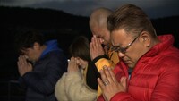 岩手・陸前高田市にある“奇跡の一本松”の前で黙祷する一行。(c)TBC東北放送