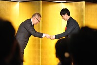 贈賞式の様子。