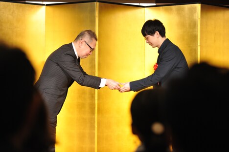 贈賞式の様子。