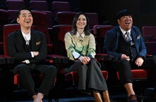 「夜景調査バラエティ 謎の光にお邪魔します。」MCのバナナマンとゲストの市川紗椰（中央）。(c)テレビ朝日