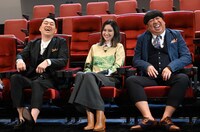 バナナマンと市川紗椰（中央）。(c)テレビ朝日
