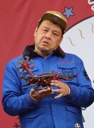 野性爆弾くっきー！。手に持つのは、彼が「ヤバいやつ」とお気に入りのゾイド「ジェノスピノ」。