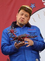 野性爆弾くっきー！。手に持つのは、彼が「ヤバいやつ」とお気に入りのゾイド「ジェノスピノ」。