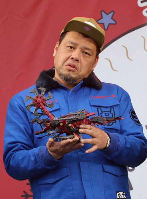 野性爆弾くっきー！。手に持つのは、彼が「ヤバいやつ」とお気に入りのゾイド「ジェノスピノ」。