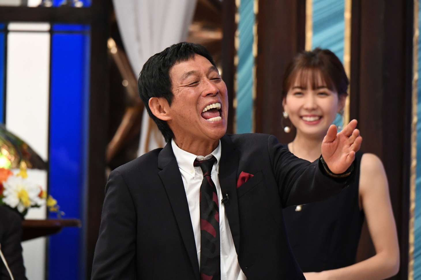 バラエティ特番「じもキャラGP～お笑い怪獣と異名さん～」MCの明石家さんま。写真奥はヒロド歩美アナ。(c)ABCテレビ