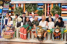 各地域の“じもキャラ”と、そのサポーターを務める千原ジュニア（右端）ら。(c)ABCテレビ