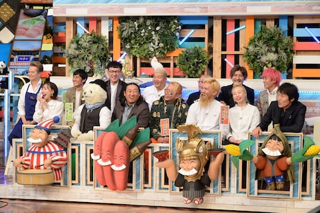 各地域の“じもキャラ”と、そのサポーターを務める千原ジュニア（右端）ら。(c)ABCテレビ