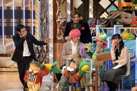 （左から）明石家さんま、EXITら。(c)ABCテレビ