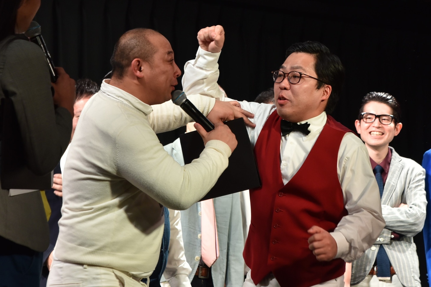 トム・ブラウンみちお（左）とYes!アキト（右）が小競り合いした場面。