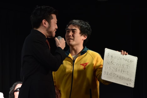 赤もみじ村田（左）が終演後のハイタッチ会で赤もみじの漫才のように叫ぶことを、ランジャタイ国崎（右）が提案した場面。