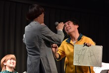 真空ジェシカ・カワマタ（手前左）に、ランジャタイ国崎（手前右）がハイタッチ会で寸止めするよう提案した場面。