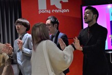 ハイタッチ会で寸止めする真空ジェシカ・カワマタ（左端）や、自身の漫才のセリフを叫ぶ赤もみじ村田（右端）ら。