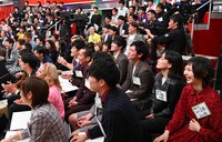 スタジオに集まった関西若手芸人100人。(c)MBS