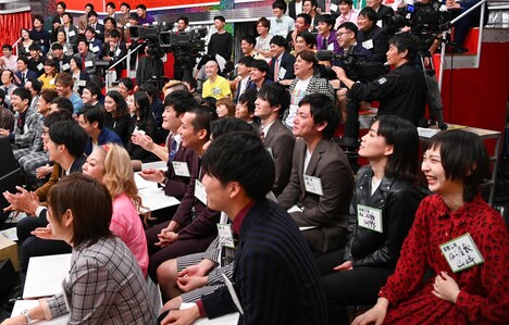 スタジオに集まった関西若手芸人100人。(c)MBS