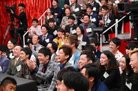 スタジオに集まった関西若手芸人100人。(c)MBS