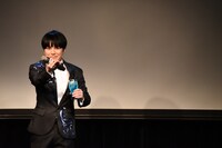 来場者と乾杯する溜口。