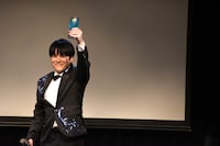 来場者と乾杯する溜口。