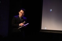 溜口の歌声に聴き惚れるタッカーノ。