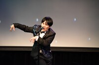 独創性あふれるダンスを披露する溜口。