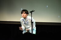 リズムを取る溜口。