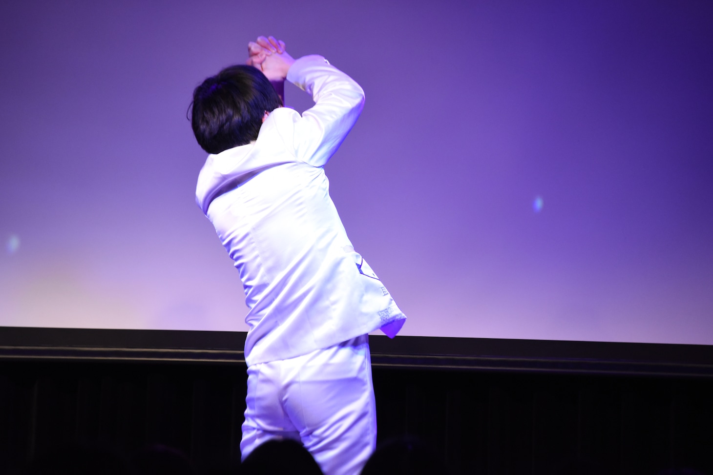 手が離れずもだえる溜口。