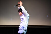 あごをしゃくれさせながら手拍子する溜口。