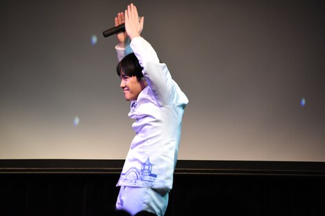 あごをしゃくれさせながら手拍子する溜口。