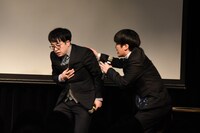 ザ・ギースに胸を撃たれたタッカーノ（左）。