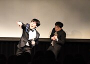 ザ・ギースに手榴弾を投げて応戦する溜口（左）。