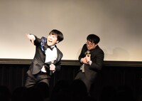 ザ・ギースに手榴弾を投げて応戦する溜口（左）。