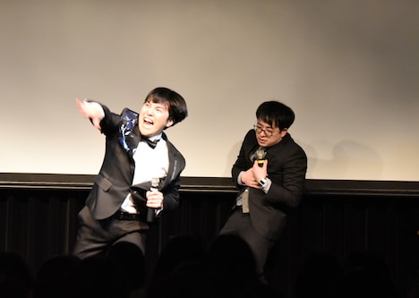 ザ・ギースに手榴弾を投げて応戦する溜口（左）。