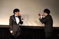 胸ポケットに入っていたお守りのおかげで一命をとりとめたタッカーノ（右）。