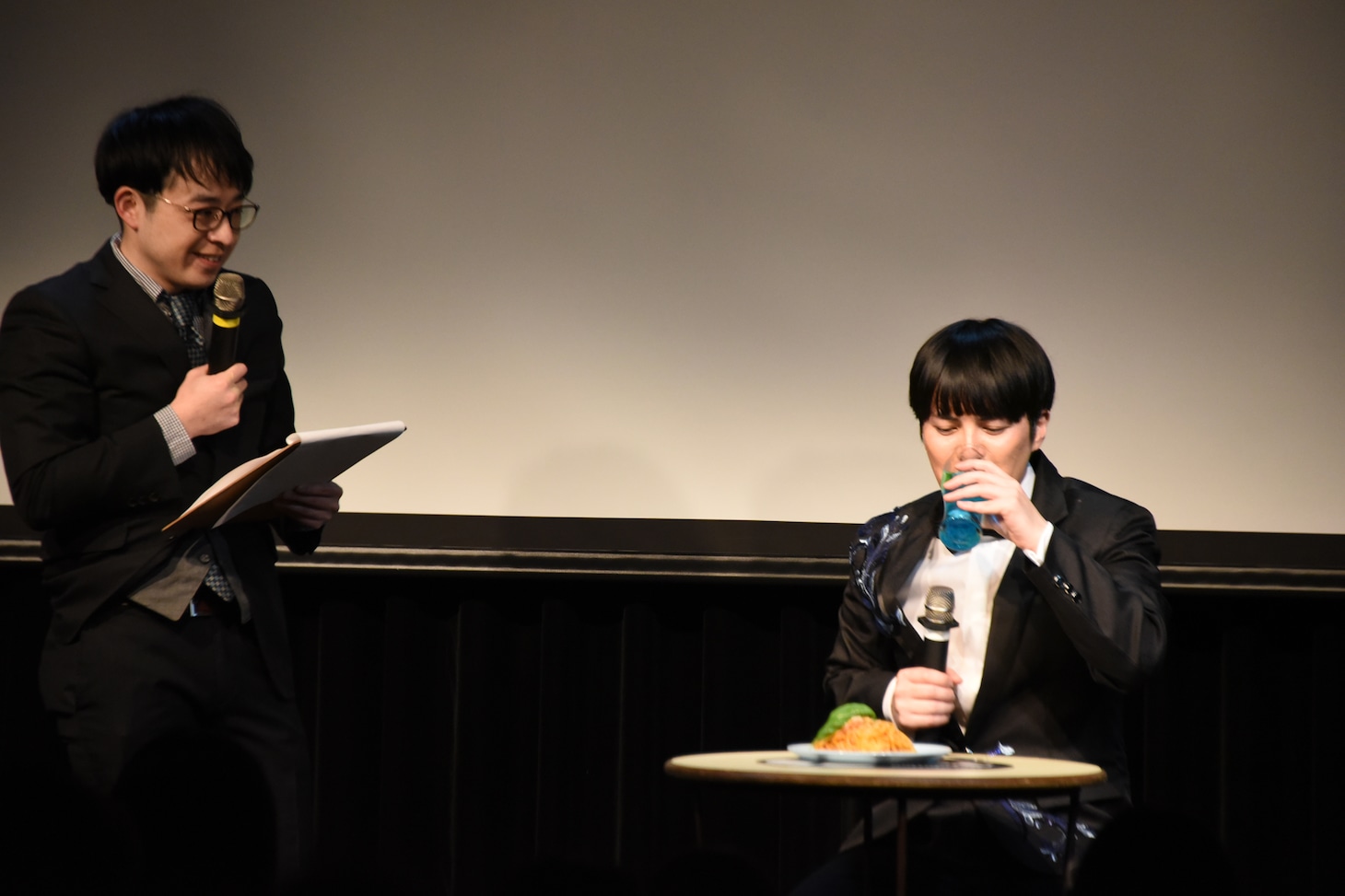オリジナルカクテルで喉を潤す溜口（右）。