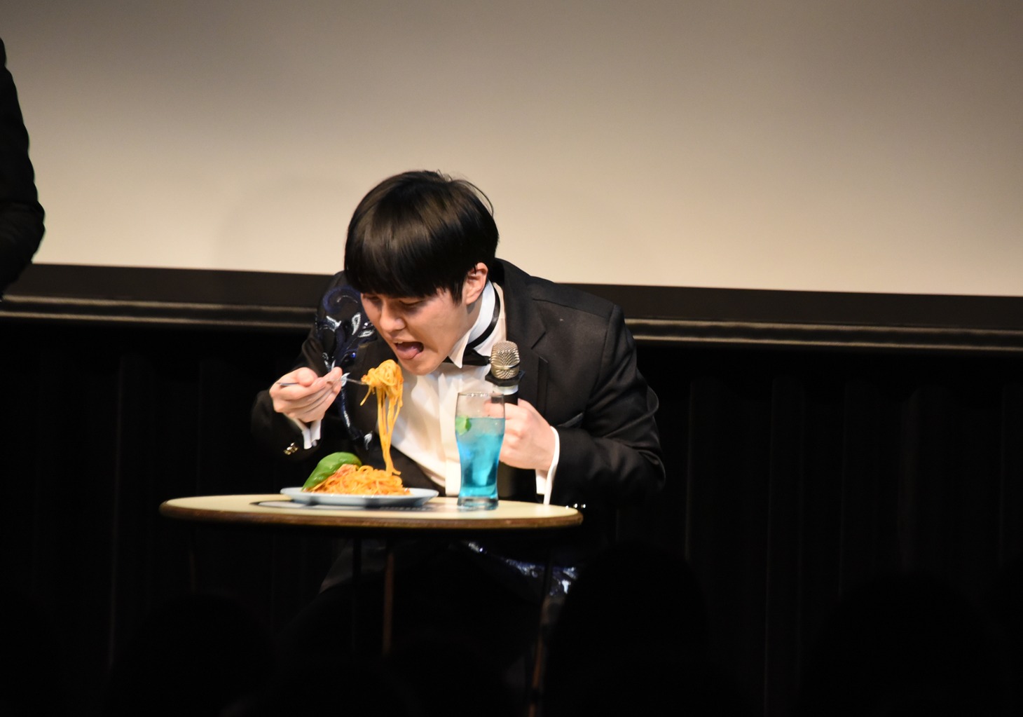 ミートソースパスタを味わう溜口。