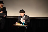 舞台上にいるとは思えない声量で「おいしいです、はい」と感想を述べる溜口。