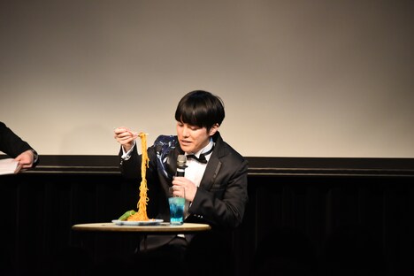 フォークでミートソースパスタを持ち上げる溜口。