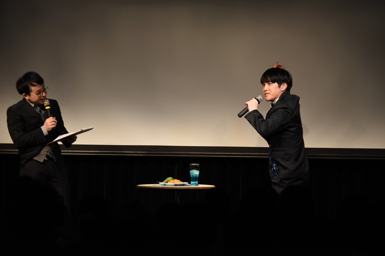 思い出のミートソースパスタがおいしいあまり、某有名人が乗り移ったかのように小躍りしてしまう溜口。
