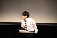 コント「部長がやってきた！」より、オネエキャラの枠を取りにきた部長。