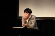 コント「脇役俳優の生きがい」より、狂気じみた表情で共演者に語りかける脇役俳優。