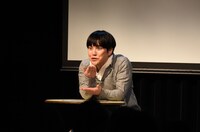 コント「脇役俳優の生きがい」より、狂気じみた表情で共演者に語りかける脇役俳優。