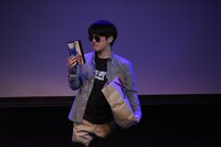 コント「海水浴」より、和製トム・クルーズこと織田裕二の主演作「BEST GUY」を手に取るトム・クルーズ（溜口）。