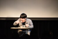 モンブランを味わう溜口。