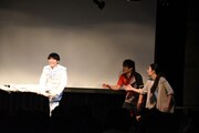 溜口演出による人情劇には肉体戦士ギガ（中央）、ターリーターキー玉（右）も出演。
