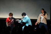 筋の移植を試みるスーパードクター溜口（中央）。