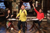 （左から）杉原千尋アナ、爆笑問題・田中、石橋貴明。(c)フジテレビ