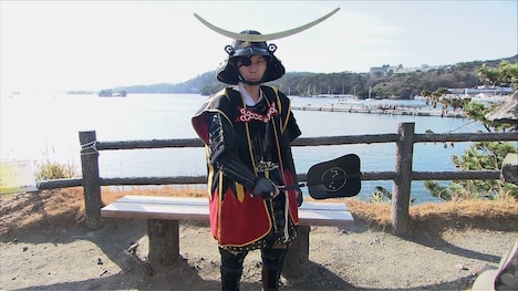 甲冑姿で登場するハライチ岩井。(c)ABCテレビ