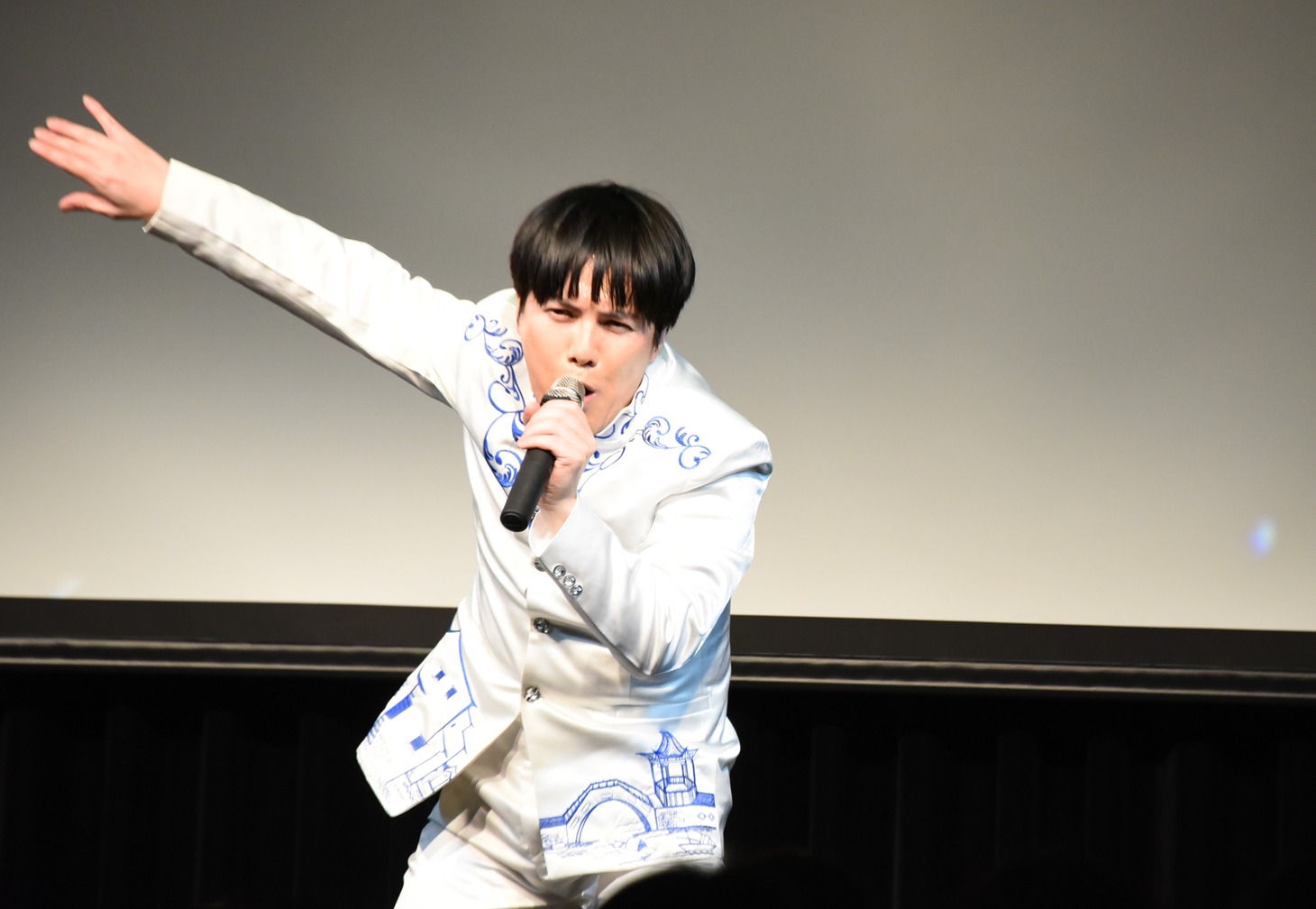 歌う溜口。