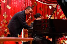 ピアノに触れる千鳥・大悟（左）とゲストの清塚信也。(c)関西テレビ